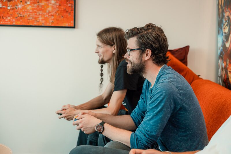 Twee collega's met een controller in handen