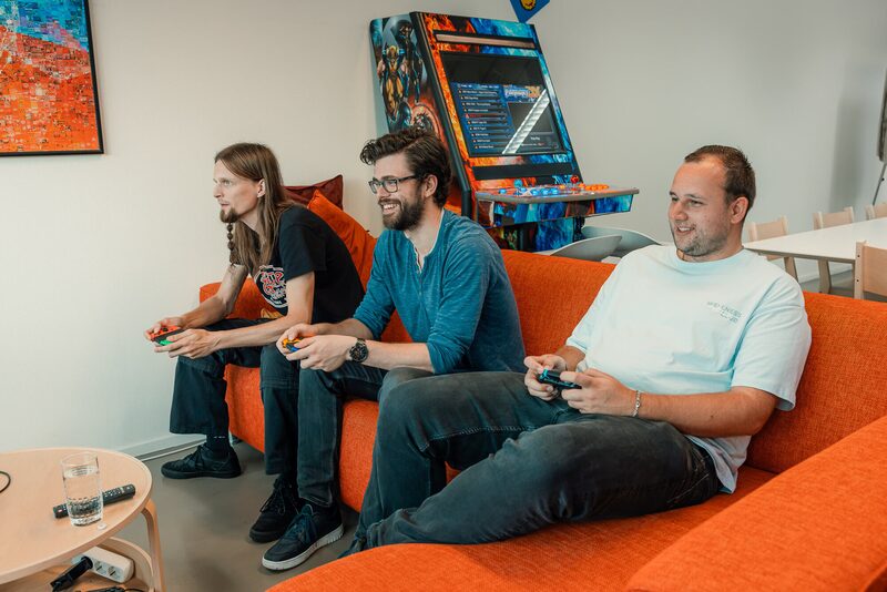 Mario Kart op de oranje bank