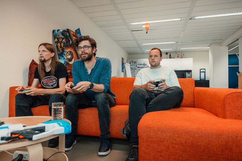 Mario Kart op de oranje bank