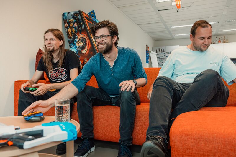 Met het team op de bank tijdens een spelletje