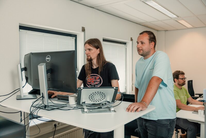 Samen meekijken op een laptop