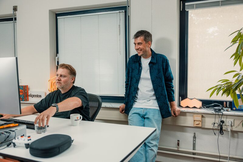 Twee collega's in gesprek bij het raam