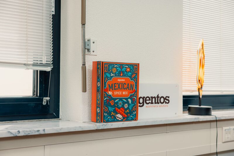 Kookboek en elgentos-bordje op de vensterbank