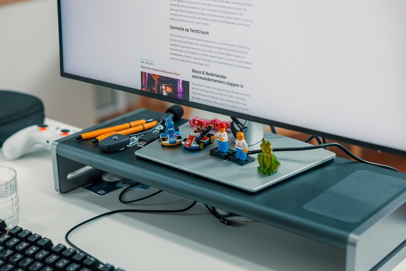 LEGO-figuren op een monitorstandaard