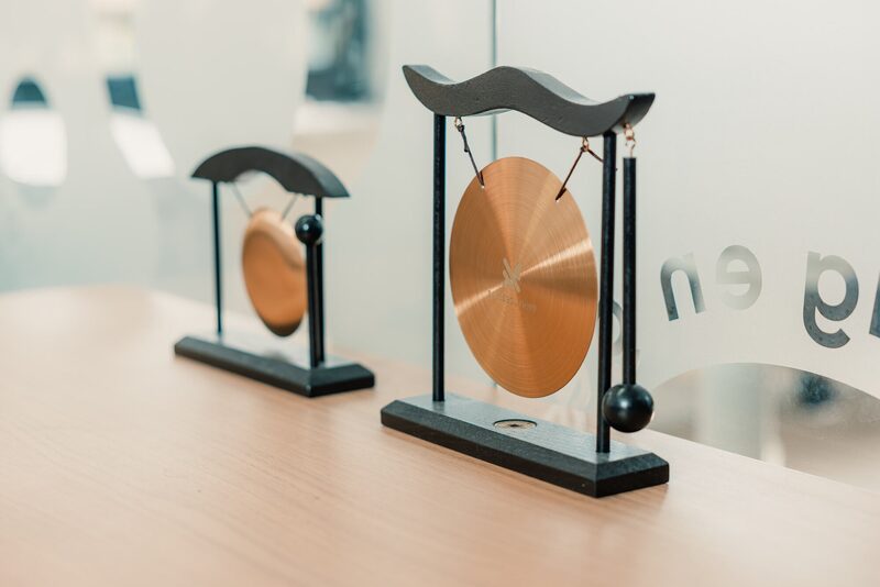 Gong op een bureau
