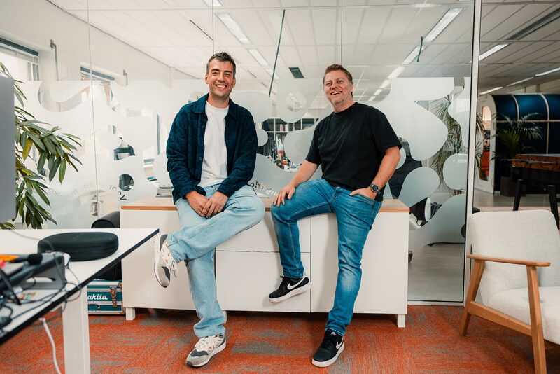 Collega's kletsen even bij de kast