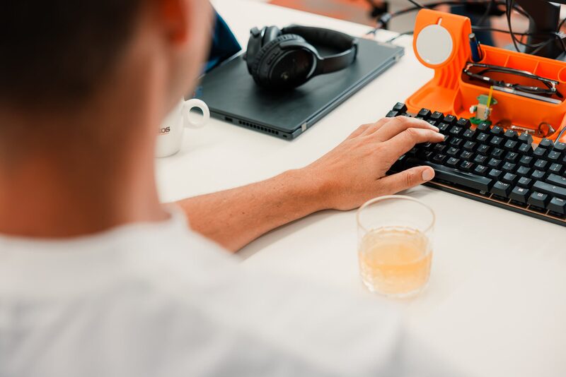 Handen op een mechanisch toetsenbord