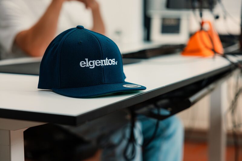 Pet met elgentos logo op een bureau