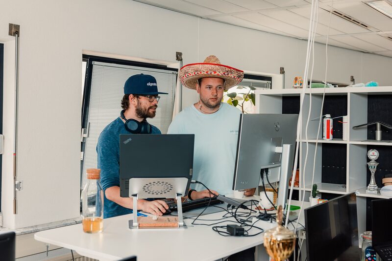 Lol maken op kantoor met een sombrero