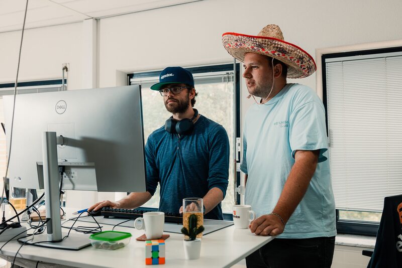 Lachen met een sombrero op kantoor