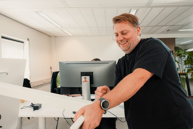 Zit-sta bureau afstellen op de juiste hoogte