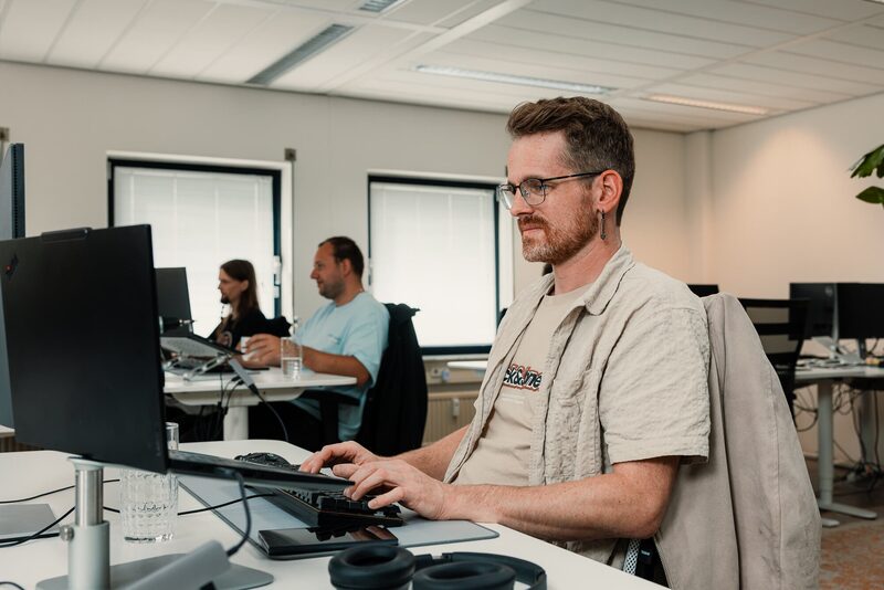 Developer geconcentreerd aan het werk bij elgentos