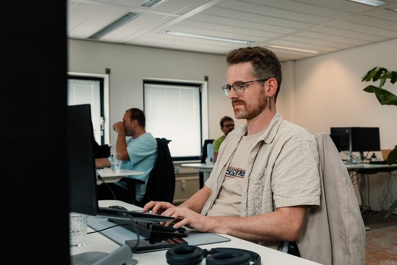 Werken aan de configurator achter twee schermen