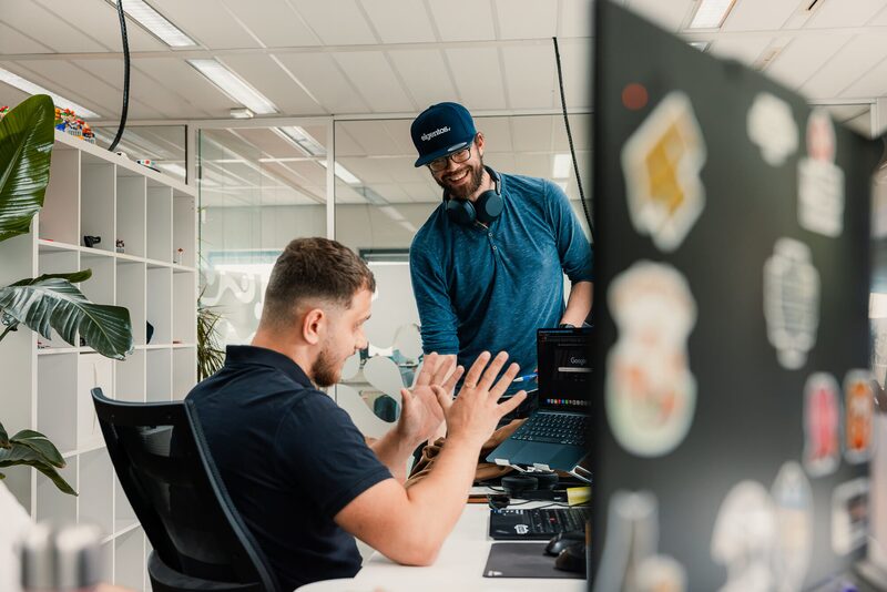 Even sparren bij het bureau van een collega