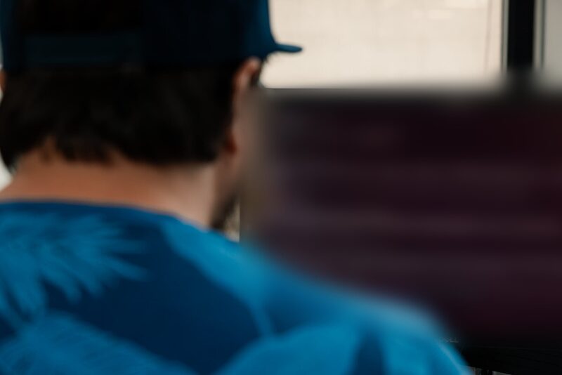 Code in de terminal op het scherm van een developer
