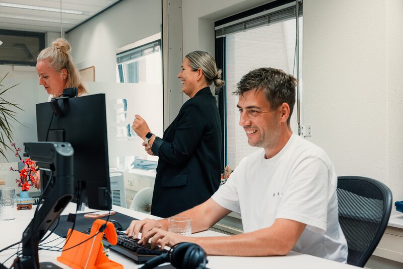 Collega's in gesprek bij een bureau